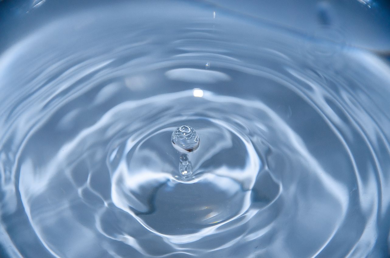 Ondas de una gota de agua representando el Contacto con Arteco Consulting